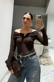 Kahve Carmen Yaka Broş Detaylı Bluz SY-3506-Kahvarengi