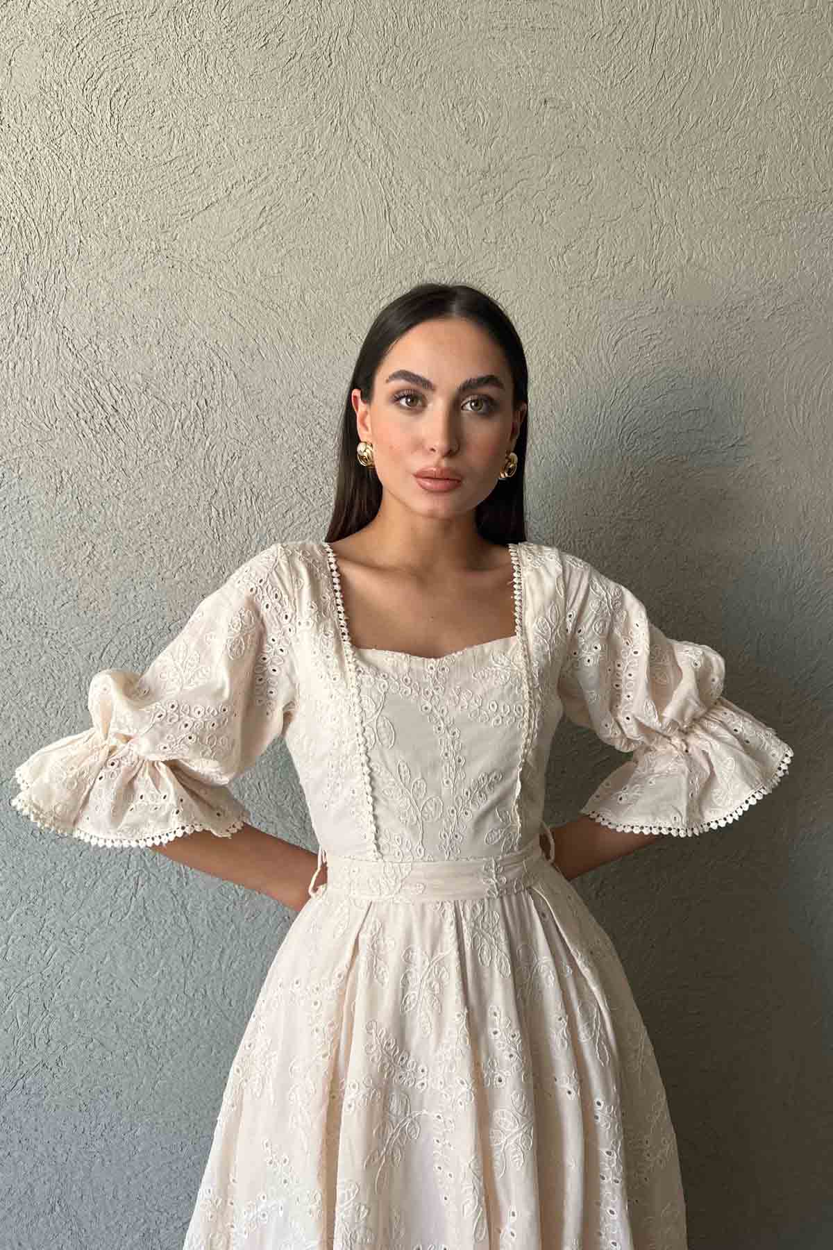 Bej Kolu Lastik Detaylı Güpür Detaylı Brode Elbise SY-2109-Bej