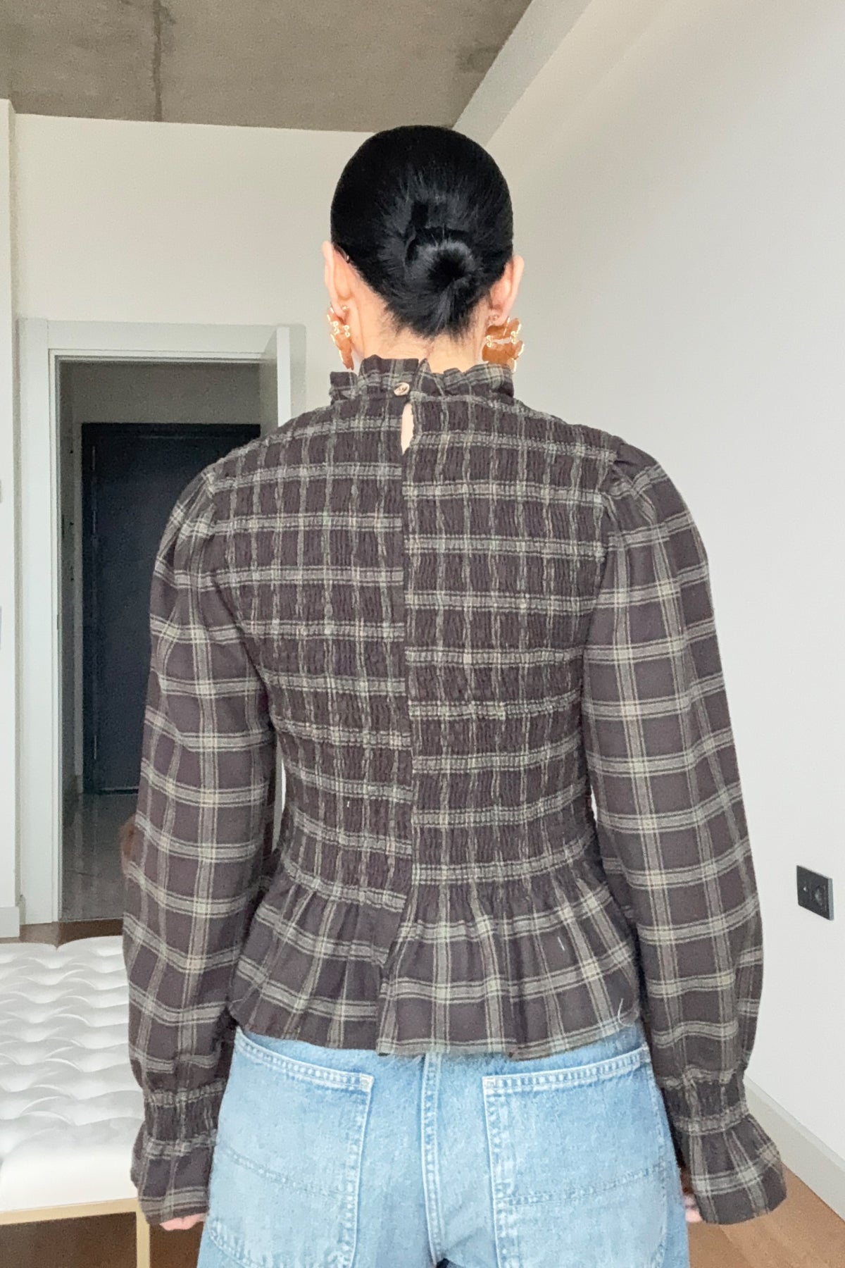 Gipeli Volanlı Ekose Desen Kahve Rengi Bluz SY-3553-Kahverengi