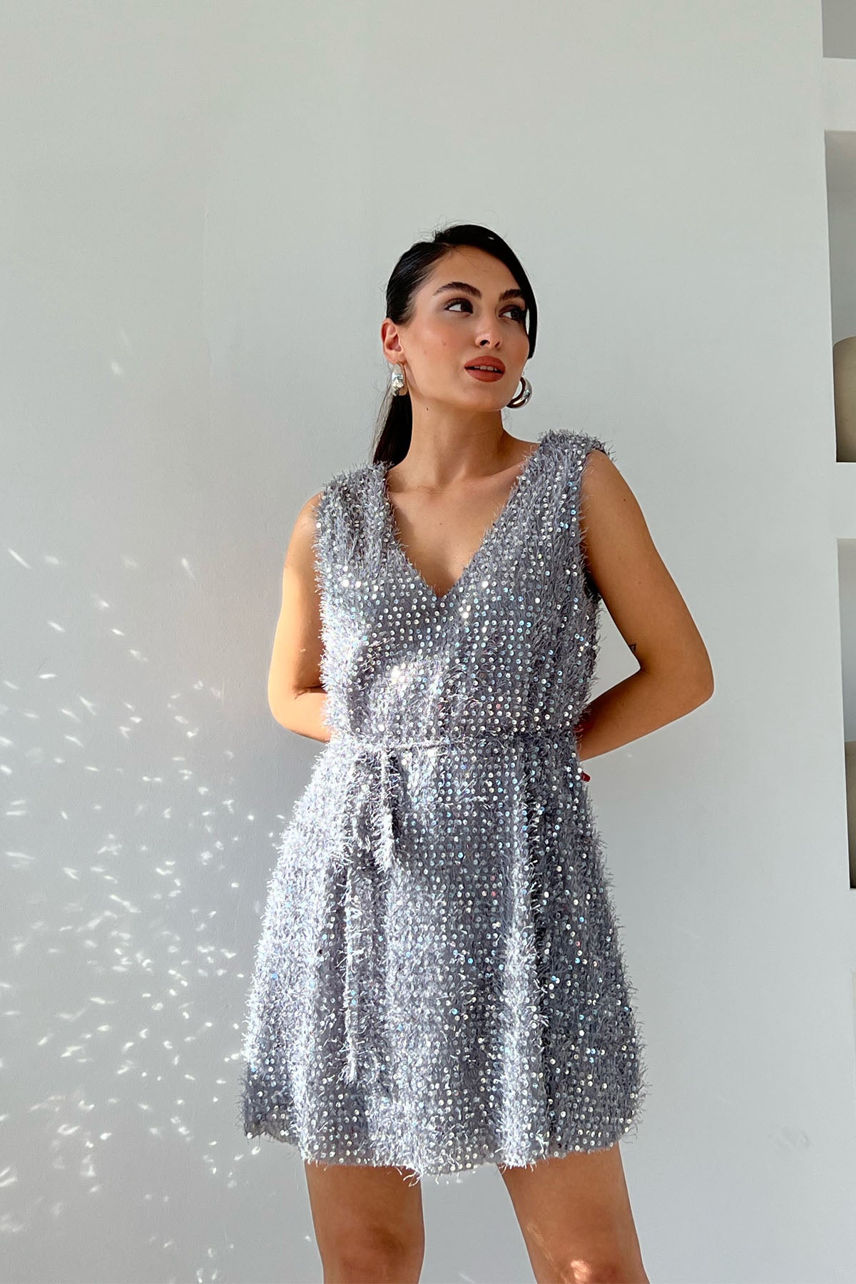 Gri Pullu Saçaklı Derin V Yaka Mini Elbise SY-1326-Gri