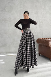 Ekose Desenli Yırtmaç Detaylı Siyahlı Beyaz Çizgili Kloş Etek SY-3494-Beyaz