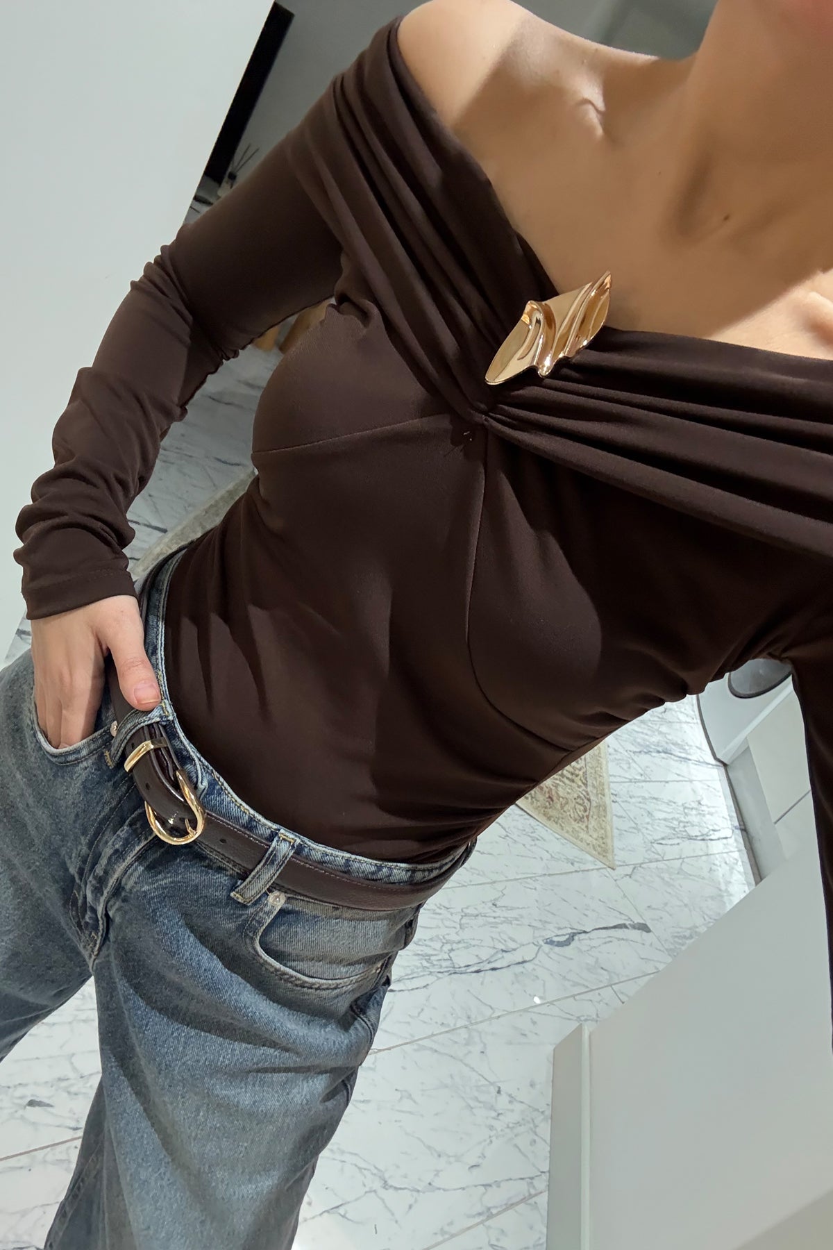 Kahve Carmen Yaka Broş Detaylı Bluz SY-3506-Kahvarengi