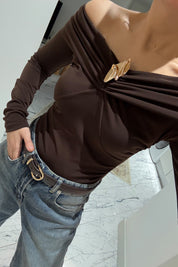 Kahve Carmen Yaka Broş Detaylı Bluz SY-3506-Kahvarengi