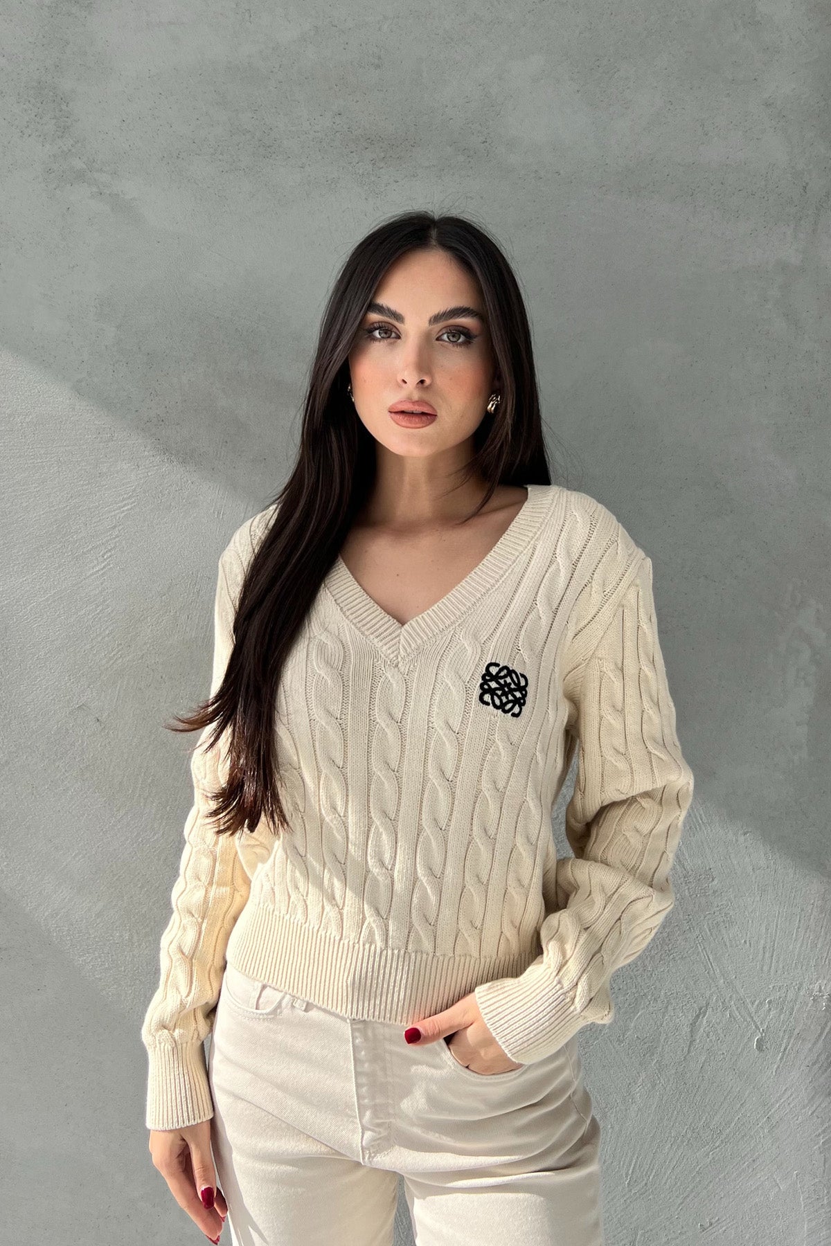 Krem Logolu V Yaka Saç Örgü Triko Kazak SY-2706-Krem