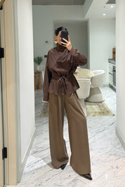 Kahve Dik Yaka Kareli Önden Fiyonklu Gömlek SY-3620-Kahverengi