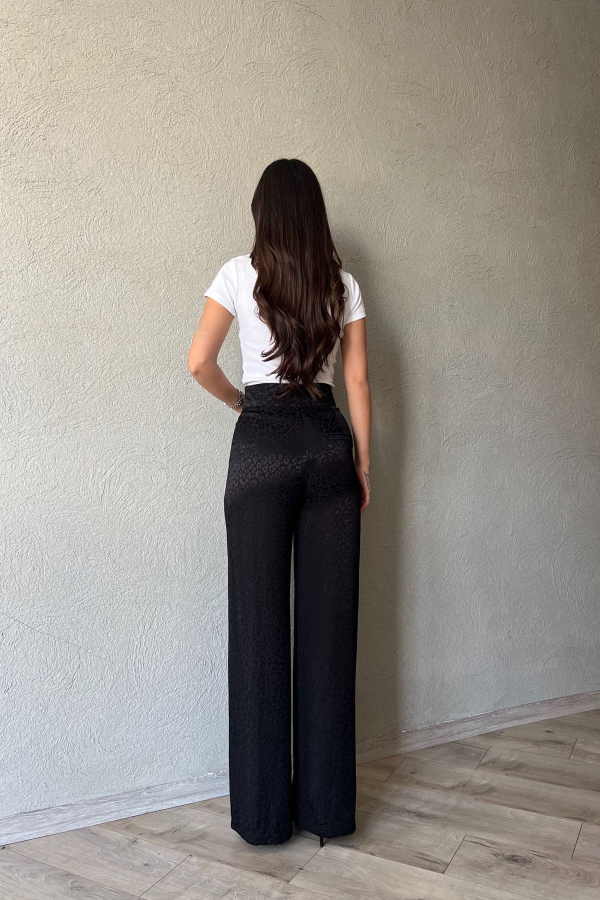 Siyah Saten Leopar Desenli Önü Dikiş Detaylı Bol Paça Pantolon SY-1759-Siyah