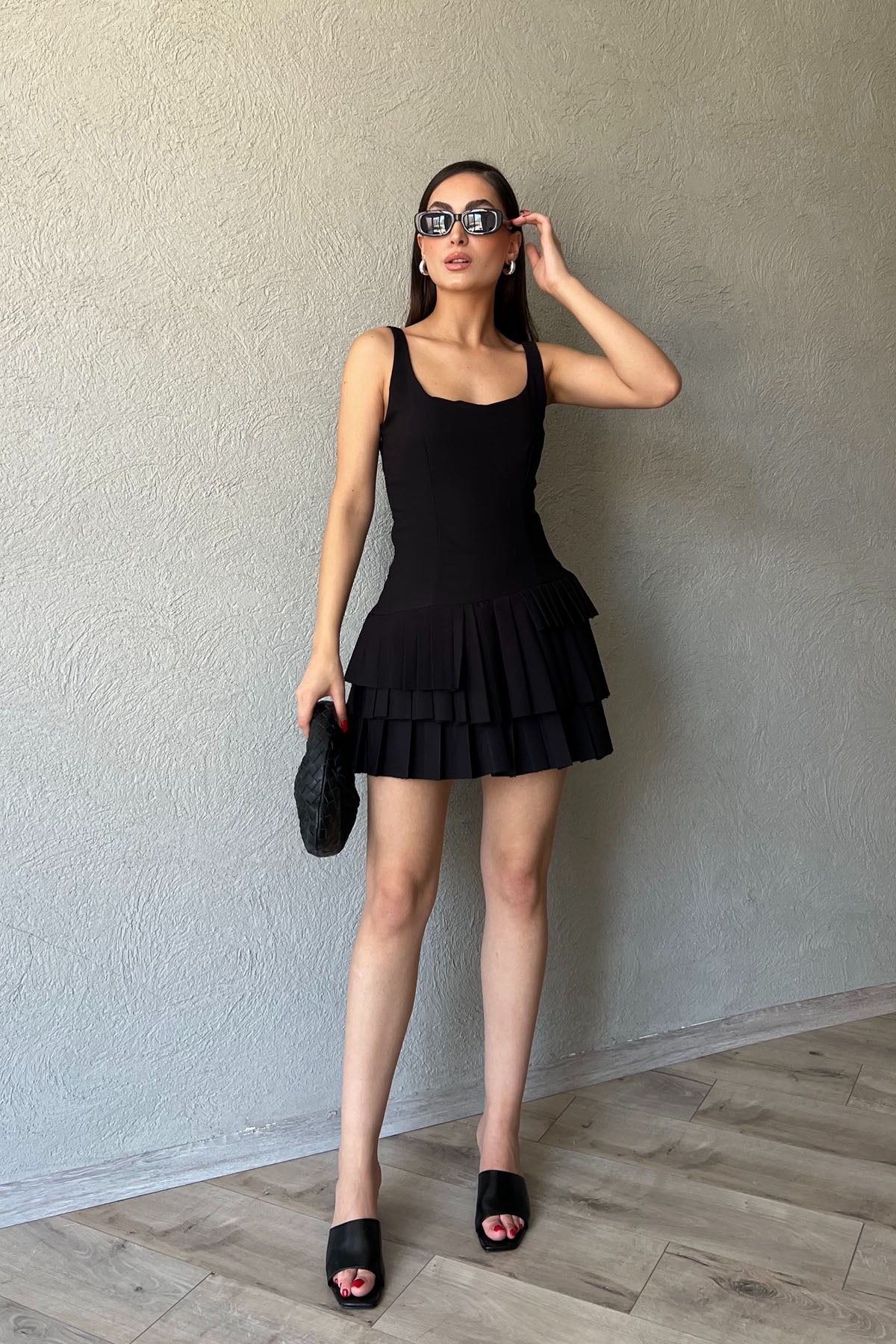 Siyah Kalın Askılı Asimetrik Detaylı Pileli Mini Elbise SY-2124-Siyah